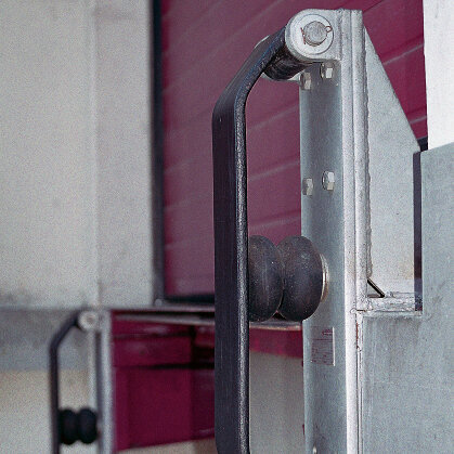 Original ARNOLD Federstahlpuffer als langlebiger Anfahrschutz für Laderampen zur Schonung der Bausubstanz ARNOLD Federstahlpuffer