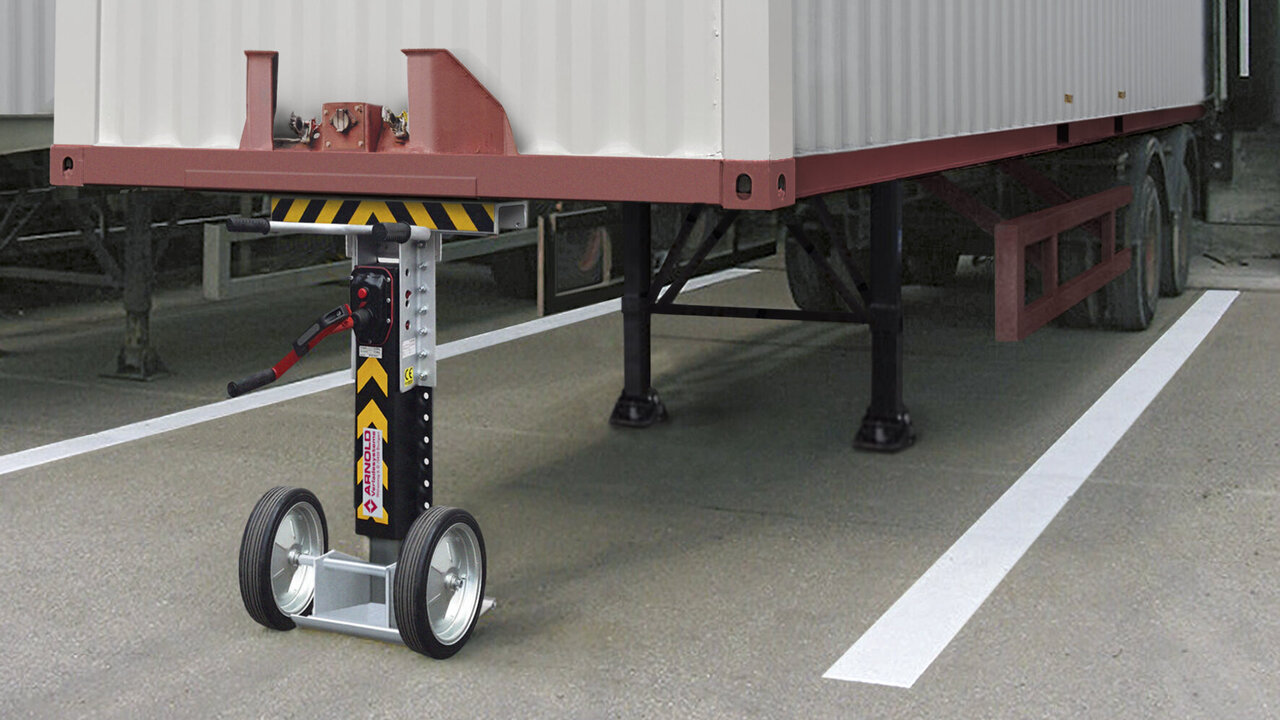 Verladestütze ARNOLD Safety Jack 6 im Einsatz Mobile Aufliegerstütze ARNOLD Safety Jack zur Absicherung von Sattelaufliegern gegen Umkippen (Trailer Tip-over) an der Laderampe