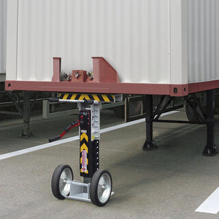 Verladestütze ARNOLD Safety Jack 6 im Einsatz Mobile Aufliegerstütze ARNOLD Safety Jack zur Absicherung von Sattelaufliegern gegen Umkippen (Trailer Tip-over) an der Laderampe