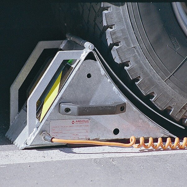 ARNOLD Elektrokeil sichert den Lkw zuverlässig gegen Wegrollen. ARNOLD Elektrokeil zur kontrollierten Sicherheit.