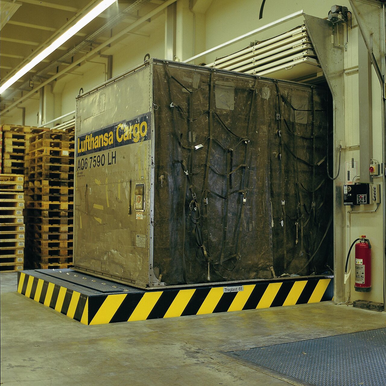 Wartung und UVV-Prüfung eines ARNOLD Verladehubtisches bei der Container-Verladung – herstellerunabhängiger Service für Verladetechnik