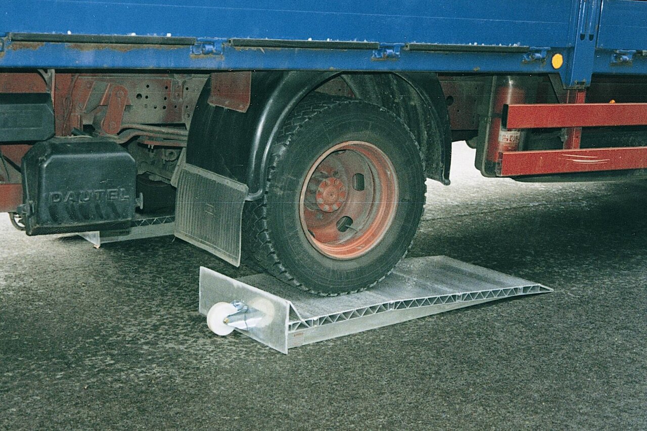 Kompakter Helfer: niedriger Alu-Auffahrkeil für 1-Achser – ideal für kleine Höhenunterschiede und ergonomisches Handling dank Bockrolle