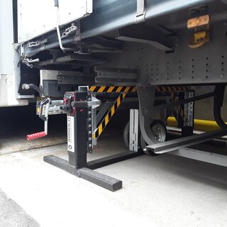 Sattelauflieger Abstützung Safety-jack 2 Sonderhöhe im heckseitigen Einsatz Sattelauflieger Abstützung Safety-jack 2 Sonderhöhe im Einsatz heckseitig