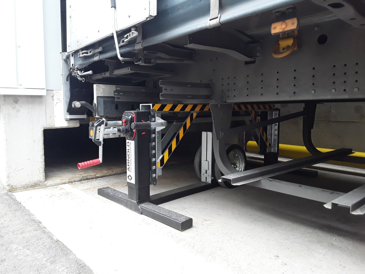 Sattelauflieger Abstützung Safety-jack 2 Sonderhöhe im Einsatz heckseitig